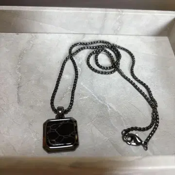 블랙 사각형 펜던트 목걸이