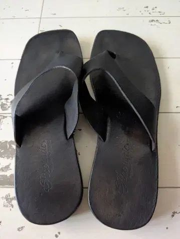 블랙 플랫 샌들, 가죽