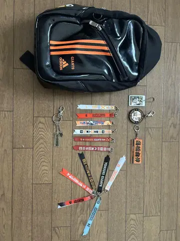 아디다스 숄더 백과 거인 굿즈(키링, 봉핀) 세트