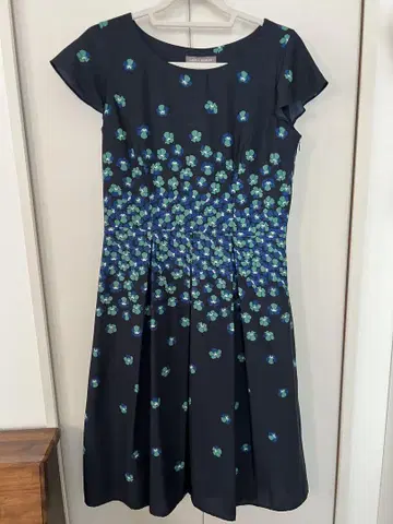 LAURA ASHLEY 꽃무늬 슬리브리스 원피스