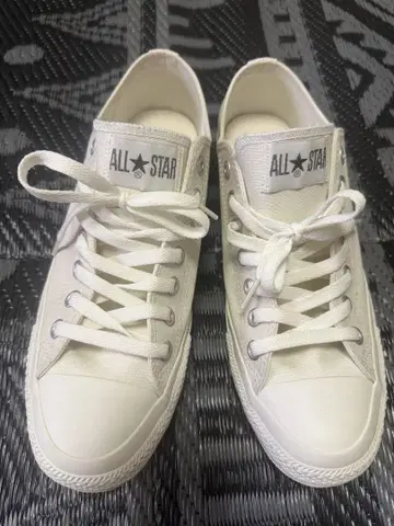 CONVERSE ALL STAR 화이트 스니커즈 한정판