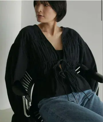 anuke Vneck 레이스 블라우스 블랙