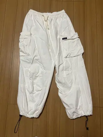 화이트 카고 팬츠