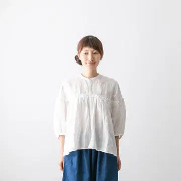 새상품급 UNIVERSALTISSU 코튼 개더 볼륨 블라우스