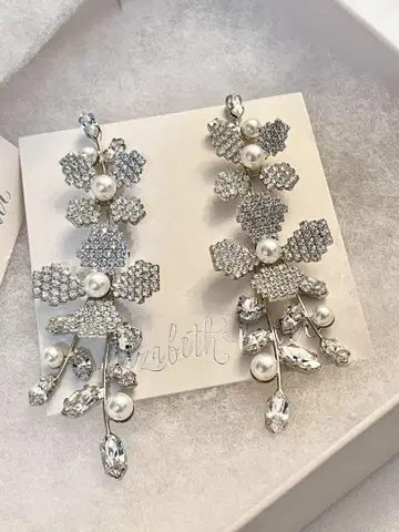 June Pearlette Chandelier 엘리자베스 바우어