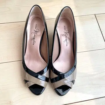 긴자 카네마츠] 베이지 블랙 오픈토 힐 펌프스