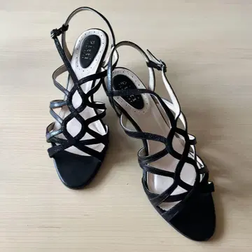 pitti 블랙 스트랩 샌들 24.5cm EE