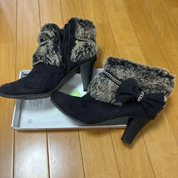 퍼가 달린 블랙 부츠