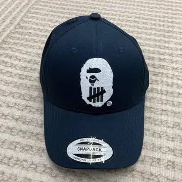 UNDEFEATED 네이비 캡 로고 자수