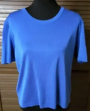파란색 반팔 티셔츠 크루넥