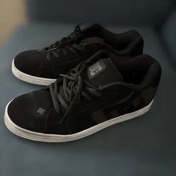 DC 블랙 스니커즈
