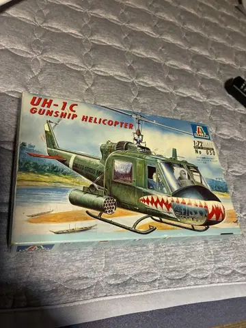 UH-1C 공격 헬리콥터 1/72
