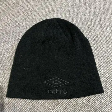 엄브로 블랙 니트 모자