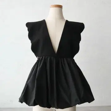 블랙 V넥 뷔스티에 프릴 소매
