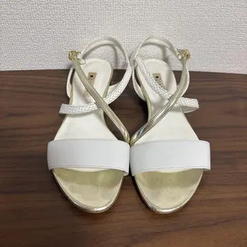 DIANA 화이트 크로스 스트랩 샌들