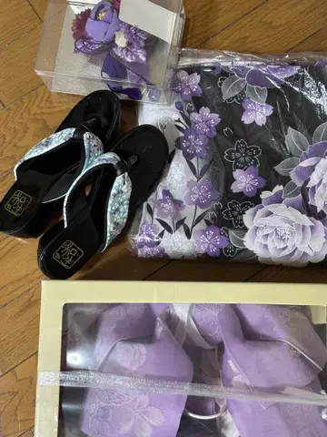 보라색 꽃무늬 유카타, 오비, 조리, 머리 장식 세트