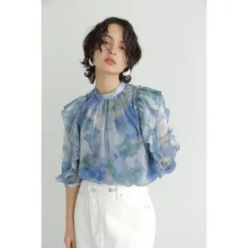 질스튜어트 블라링 플라워 프린트 블라우스 하시모토 칸나 착용