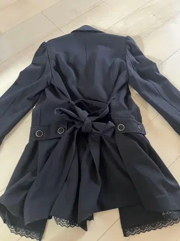 블랙 트렌치코트 허리 리본 포함