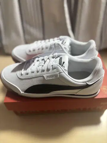 새상품 PUMA 화이트/블랙 스니커즈 츄리노 2