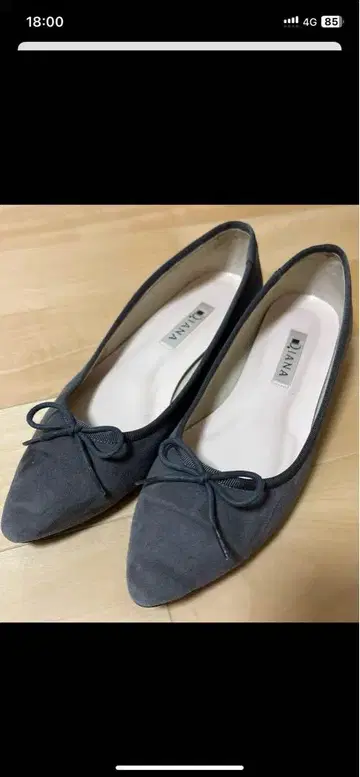 그레이 리본 포함 스틸레토 신발