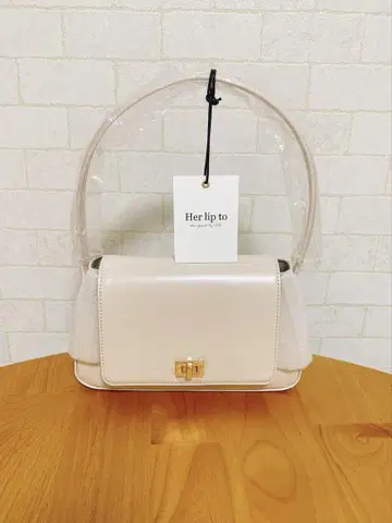 Her lip to 핸드백
