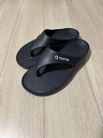 TENTIAL 블랙 샌들