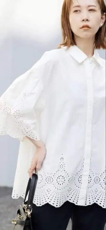 슬로브 이에나 컷워크 자수 블라우스 화이트