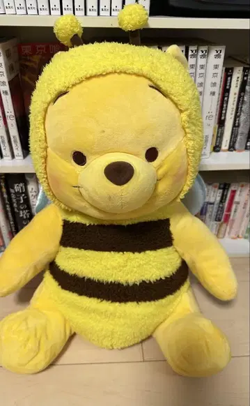 꿀벌 코스튬의 푸우 봉제 인형