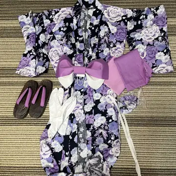 보라색 계열 꽃무늬 유카타, 오비, 일본 나막신 세트