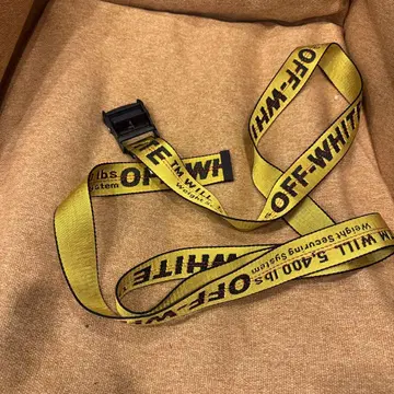 OFF WHITE 벨트 금장 장식 부분 노후화로 끈적임 있음