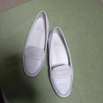 밝은 베이지 가죽 로퍼 플랫 슈즈