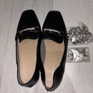 비쥬가 장식된 블랙 로퍼 36