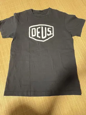 DEUS 로고 프린트 티셔츠 블랙