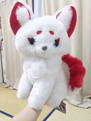 흰색과 빨간색 여우 봉제 인형