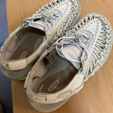 KEEN UNEEK 베이지 샌들
