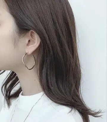 ANNIKA INEZ 애니카 이네즈 웨이브 후프 귀걸이 실버