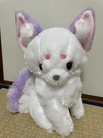 화이트와 보라색 여우 봉제 인형