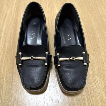 다이애나 블랙 가죽 로퍼 금장 장식 22.5cm