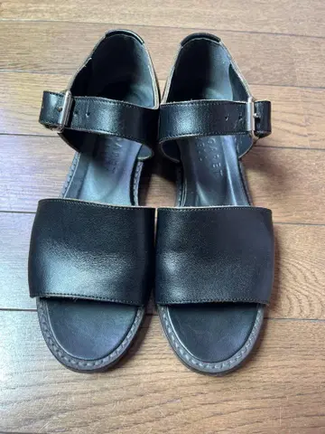 마가렛 호웰 가죽 샌들