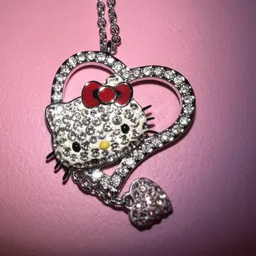 새상품급 스와로브스키 Hello Kitty Iconic Heart 펜던트