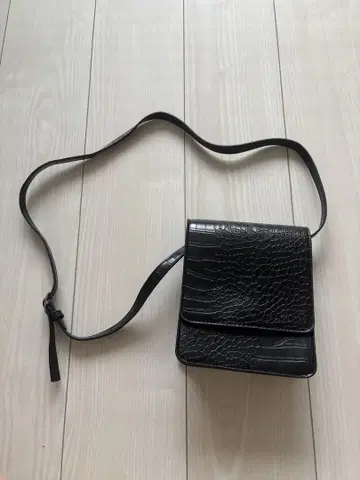 크로커다일 패턴 블랙 숄더백
