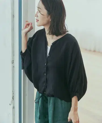 린넨 드로스트 돌먼 블라우스 블랙 어반 리서치 도어스