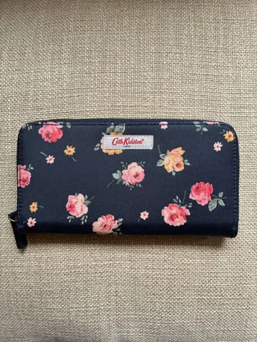 Cath Kidston 꽃무늬 장지갑 네이비
