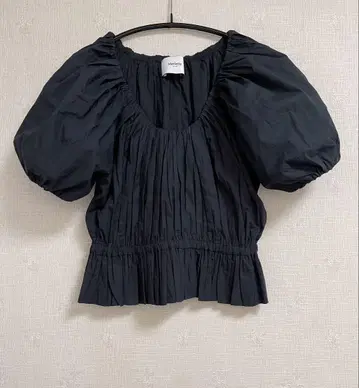 두에지메 클래스 메르렛 스쿠프 네크 블라우스