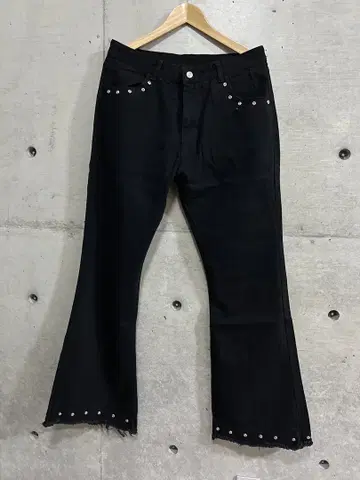 스터드가 달린 블랙 부츠 컷 데님