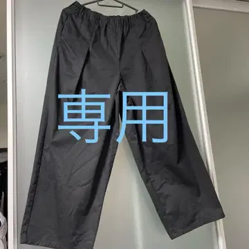 미즈이로 인드 블랙 턱 팬츠