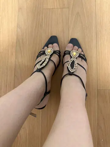 엘레강트한 비쥬가 장식된 블랙 플립플랍