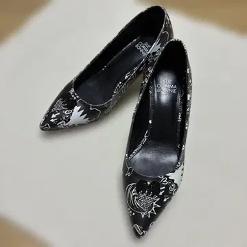 SUE COMMA BONNIE 하트 그래픽 펌프스
