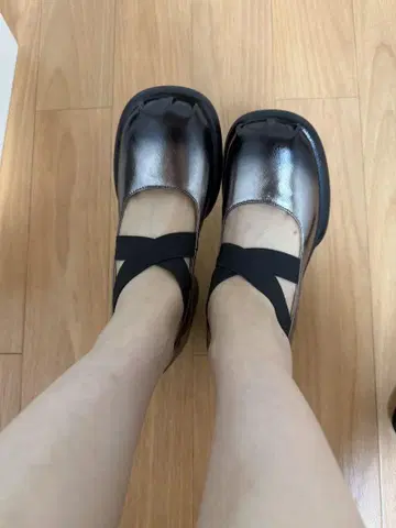 메탈릭 실버 크로스 스트랩 스포츠 샌들