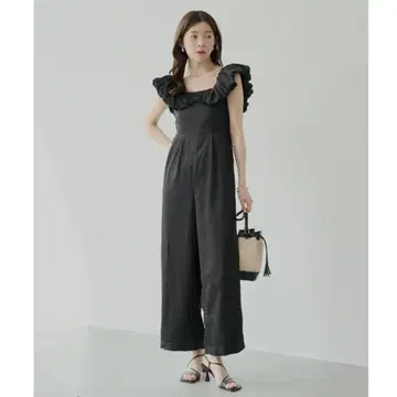 새상품 Chico 치코 2way 볼륨 프릴 오프숄더 콤비네존 블랙